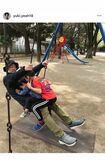 子ども2人と公園に出かけた北村有起哉(本人のインスタグラムより)