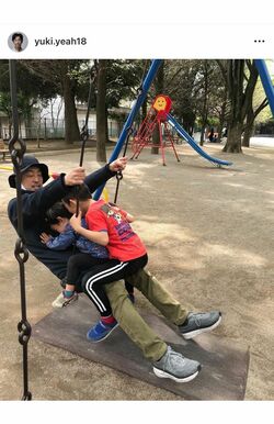 子ども2人と公園に出かけた北村有起哉（本人のインスタグラムより）