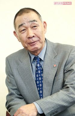 でんでん／1950年1月23日生まれ。福岡県出身。30歳のときに『お笑いスター誕生』をきっかけに芸能界入り。映画『冷たい熱帯魚』『ヒミズ』『清須会議』、ドラマ『あまちゃん』『ど根性ガエル』ほか多数出演。映画『たたら侍』（5月20日）、『忍びの国』（7月1日）、『獣道』（7月15日）、『あゝ、荒野』（10月7日前篇、10月21日後篇）が公開