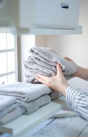 タオル類も、色を壁紙などの色にそろえれば見える収納でもなじんでスッキリ感が。写真／フジモリタイシ、ヒラヤマタイジロー（『スキマをうめる収納ルール』より）