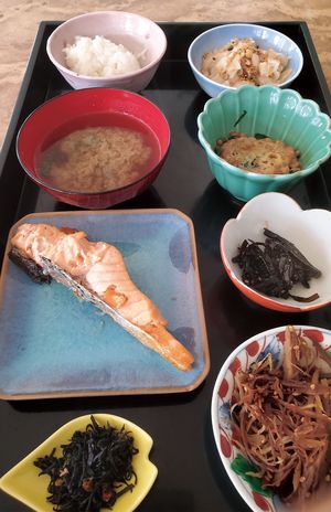 「自主的に2週間籠る気であと5日と思ってたら、今日から外出制限ですと、、、なのに5時に起きるのはなに？　朝食は鮭でーす。気分だけでも出掛けよ～旅館で朝御飯いただきまーす。」（2020年3月21日／写真は『かおり的家ご飯』より）