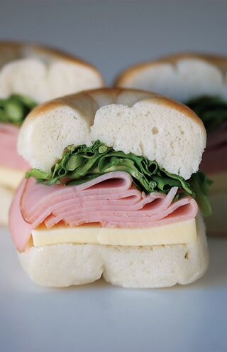 米粉のベーグルにハム、チーズ、ルッコラをサンド。「ハムゴーダルッコラ」550円