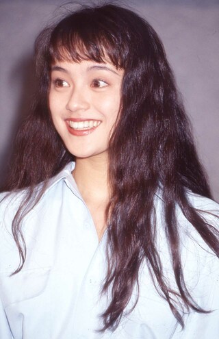 1992年8月『二十歳の約束』制作発表での牧瀬里穂。当時流行のソバージュで