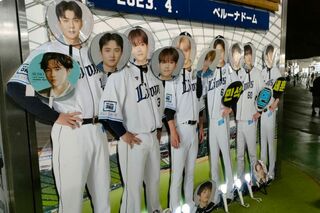  EXOのファンによってメンバーの顔写真うちわが貼られた西武ライオンズの選手パネル