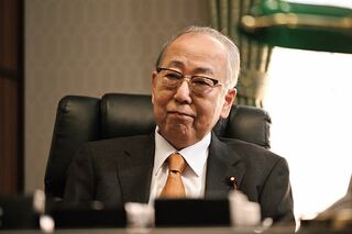 幹事長の鶴巻（岸部一徳）はすべてを知る存在か？（ドラマ『罠の戦争』（c）カンテレ）