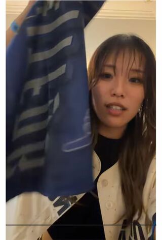 ドジャースから豪華ギフトをもらったYouTuber、タオル（本人YouTubeより）