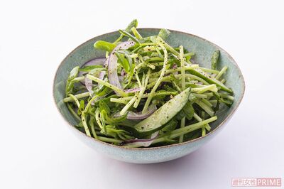 シャキッと歯触りのいいサラダ。酢は好みで加減を「豆苗ときゅうりのサラダ」調理／みないきぬこ　スタイリング／中村弘子　撮影／廣瀬靖士