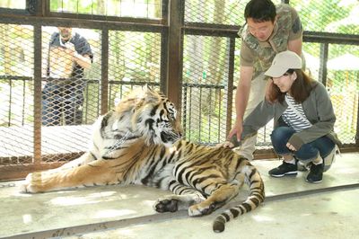 落ちたら死にます!? 「日本一危険な動物園」とうたう触れ合えすぎる動物園