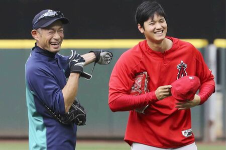 イチローにあいさつしようとしたが、逃げられてしまった大谷翔平。その後、握手を交わして談笑していた　写真/共同通信社