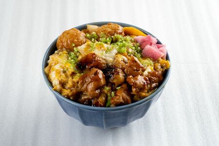 薄めためんつゆを煮立て、串から外した何種類かの焼きとりと玉ねぎを加え卵でとじれば「親子丼」が完成