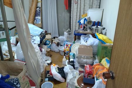 足の踏み場がないほどに荷物が増えていたM子さんの実家