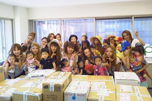 支援物資を梱包したママたち。「頑張ってって言わなくても、もう頑張ってるよね」（ギャルママ）と、ニコちゃんマークや自己紹介をメモに書いて同封した