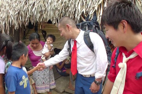現地の子どもたちとも仲よくなり交流　(c)テレビ朝日