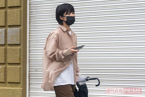 自宅マンションから駅へと向かう加納