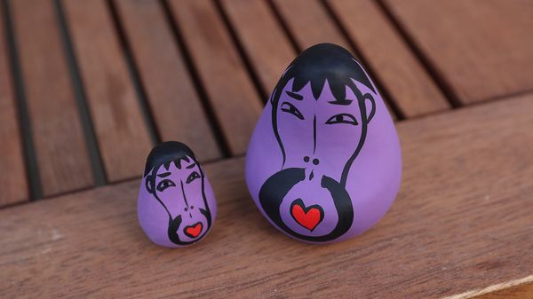 エベレストチャレンジの出資を募ったとき、協力してくれた方へのお礼の品として誕生した「なすび小法師」