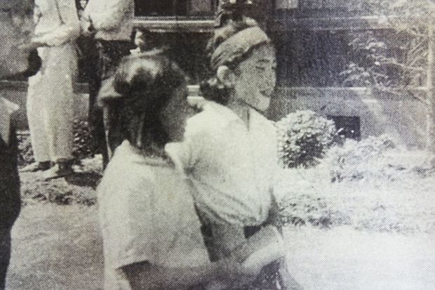 館林での疎開時代、友達とリレーの賞品のノートを持たれる美智子さま（右・'45年ごろ）