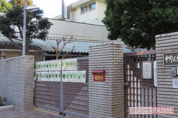 勤務先の中野区立中では、事件の報告を受けた生徒たちは静まり返ったという