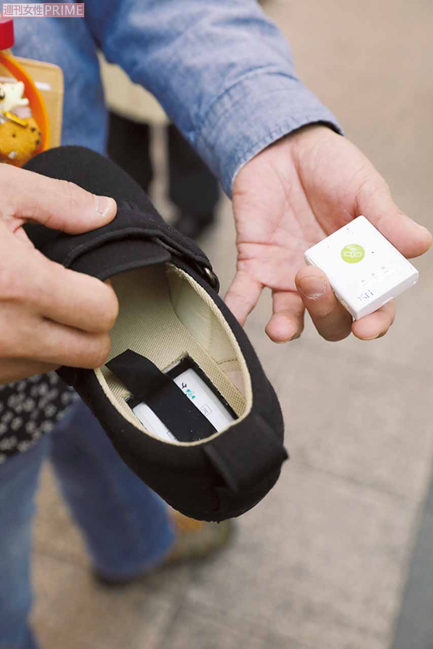 村上さんから得た「お守り」とは、GPS付きの靴。小雁さんがこれを履いて外出すると、その位置を携帯電話に教えてくれる