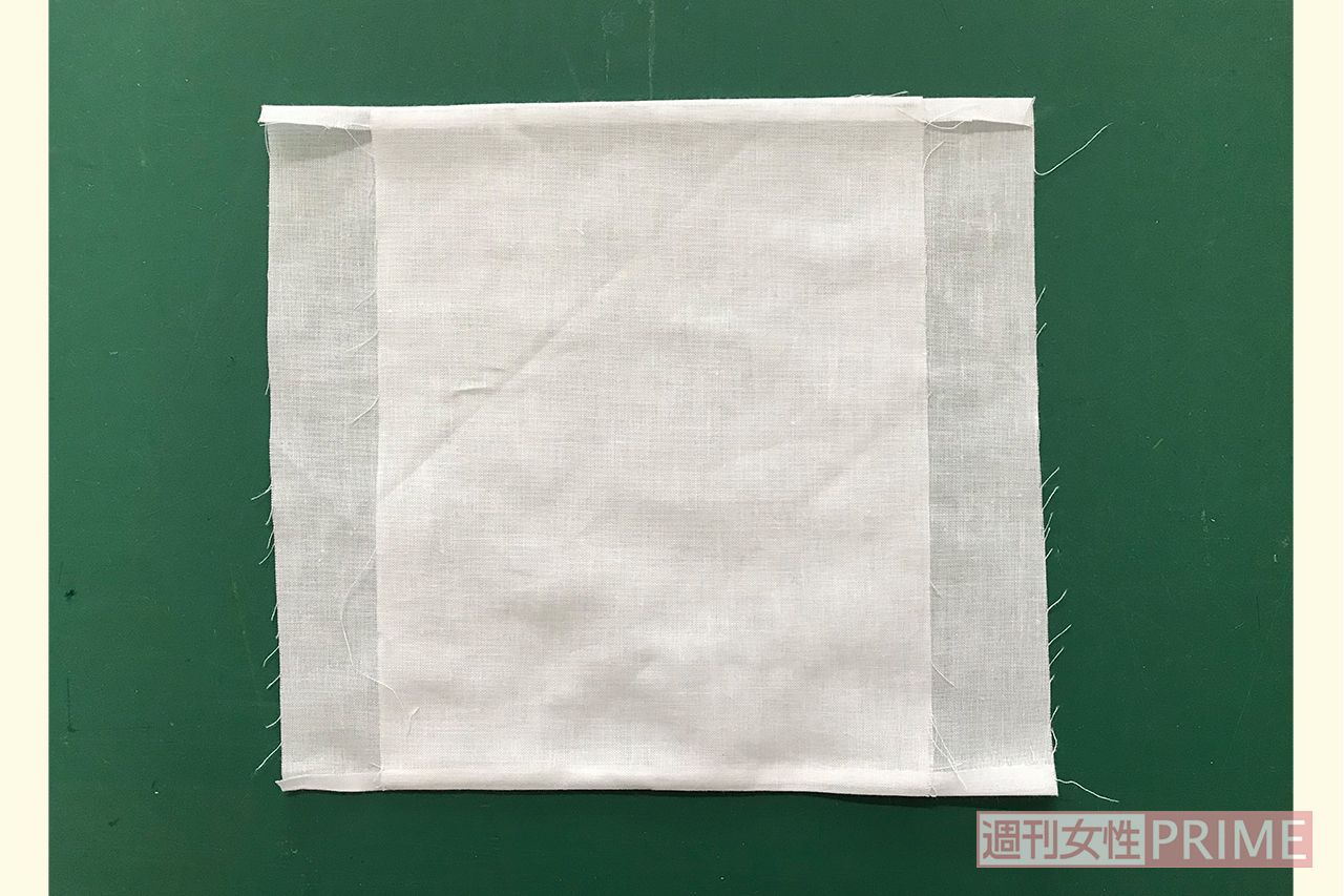 (3)ひっくり返して縫い代を内側に返し、アイロンをかけて縫い目から折る。