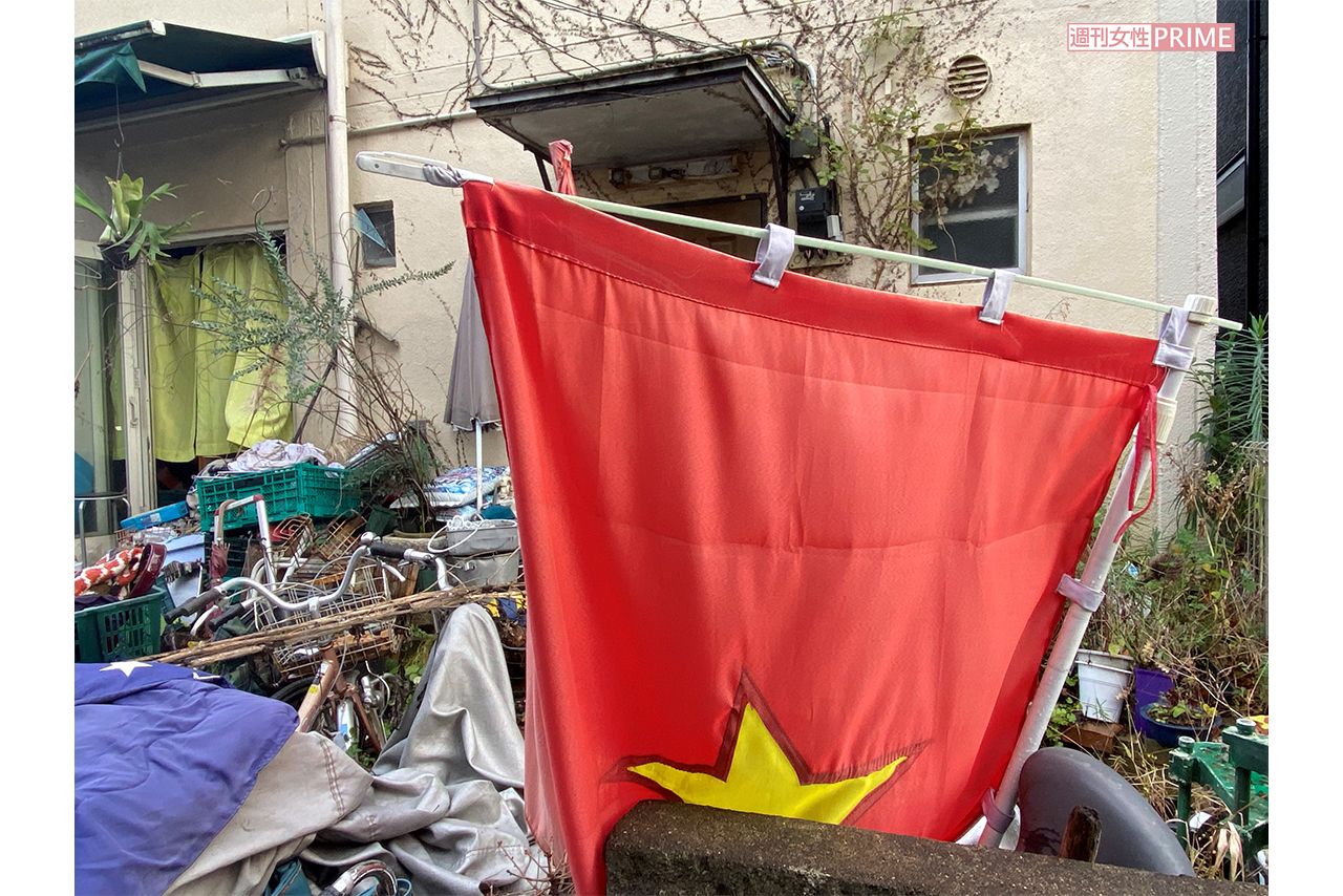 容疑者宅前には大きなベトナム国旗が
