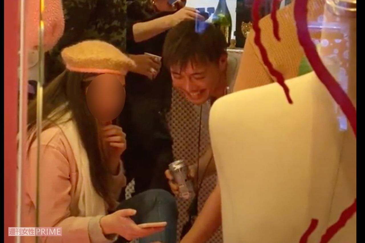 女性の膝に手をかけ親密そうな様子をみせる成宮寛貴