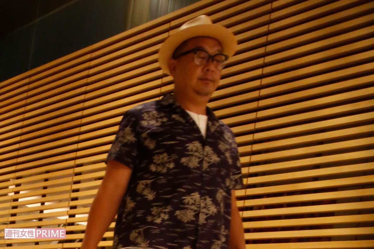 打ち上げ会場に出入りする木下