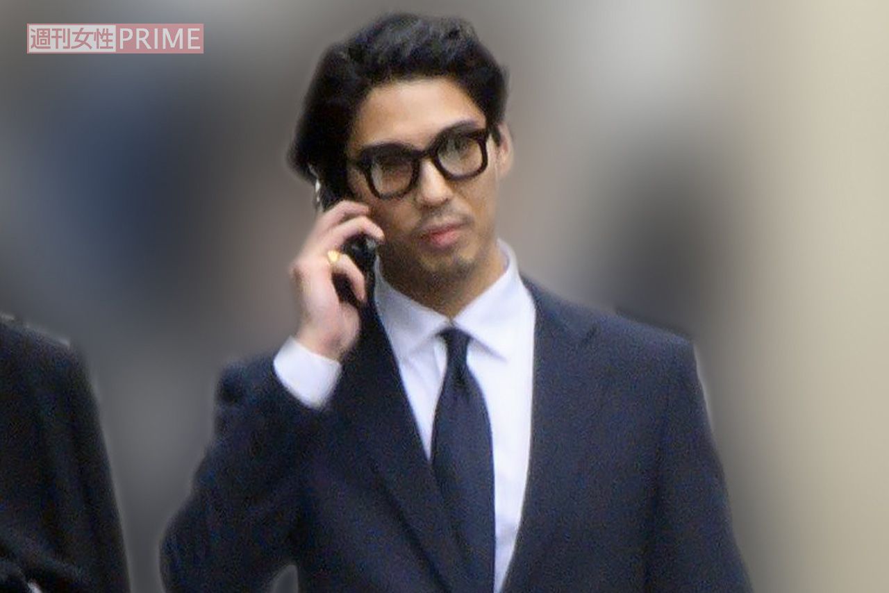 2024年4月、“ビジネスマン”スタイルで入学式に出席した賀来賢人