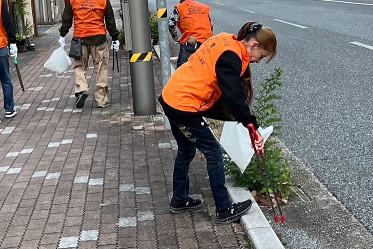 五仁會の仲間たちと町の清掃をしているところ　写真提供／西村まこさん
