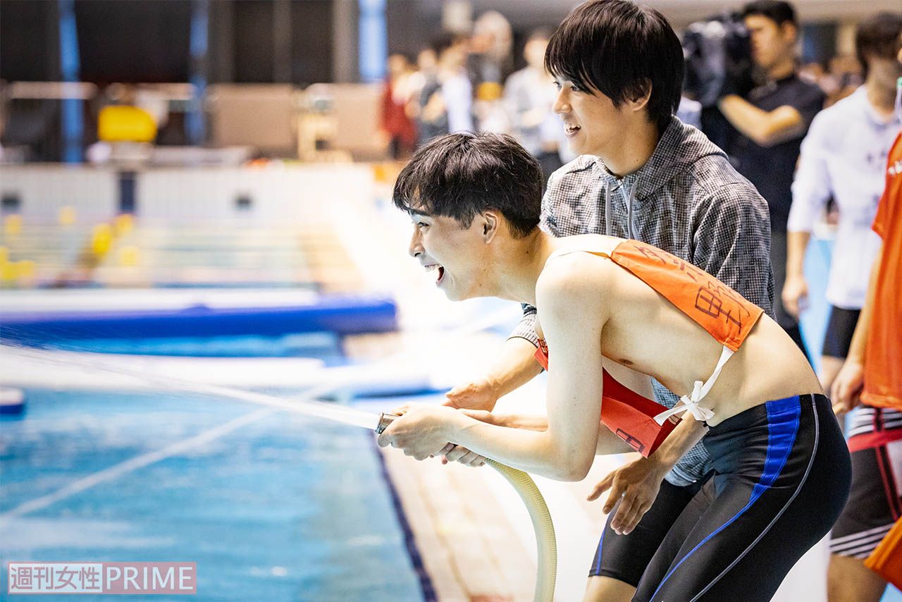 無邪気な表情でホースを握る祭nine.野々田　撮影／廣瀬靖士