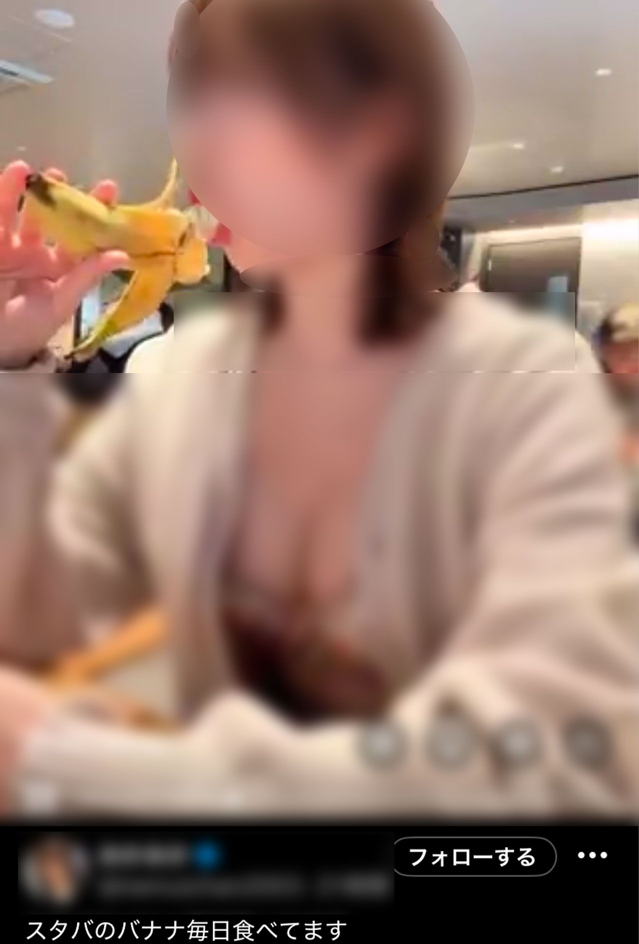 コーヒーショップと見られる店内で撮影されたショート動画