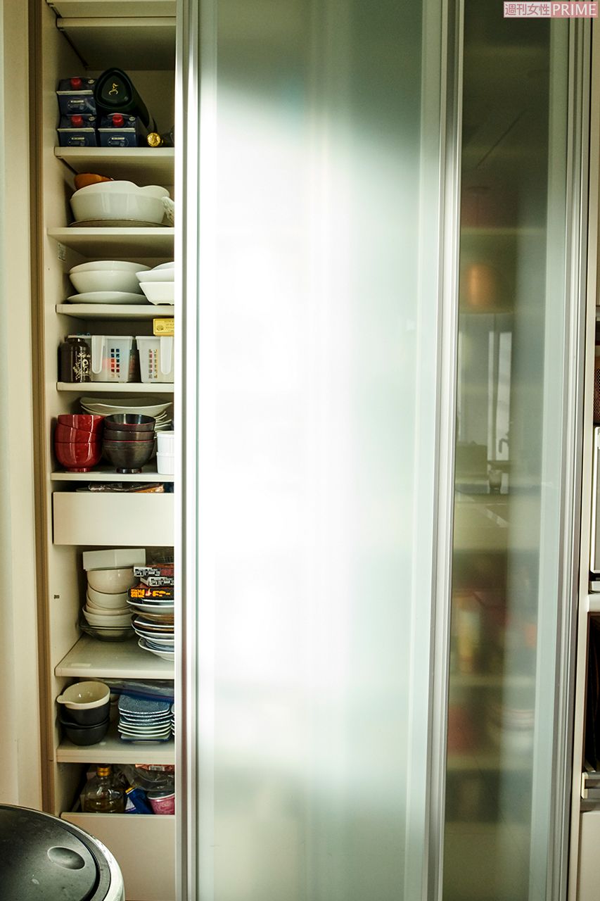 食器棚も取り出しやすいスライド式
