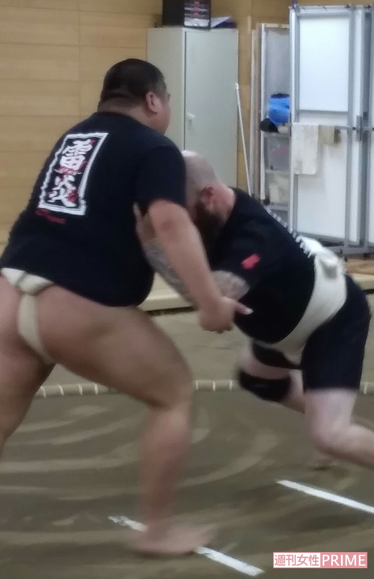 体格のいい外国人男性が力強くぶつかる