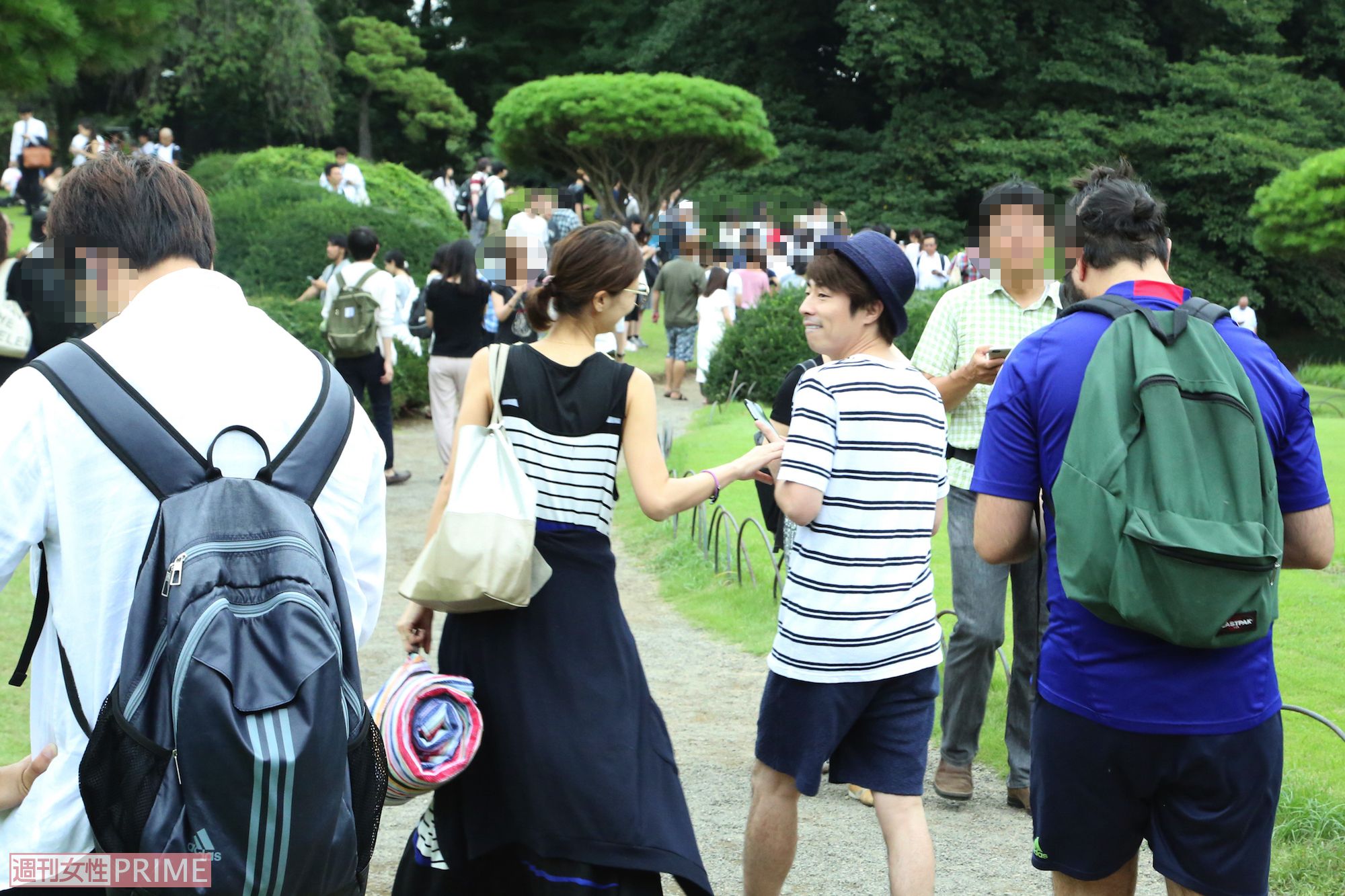 ロンドンブーツ淳が新宿御苑でピカチュウに夢中になる人々のなかに！