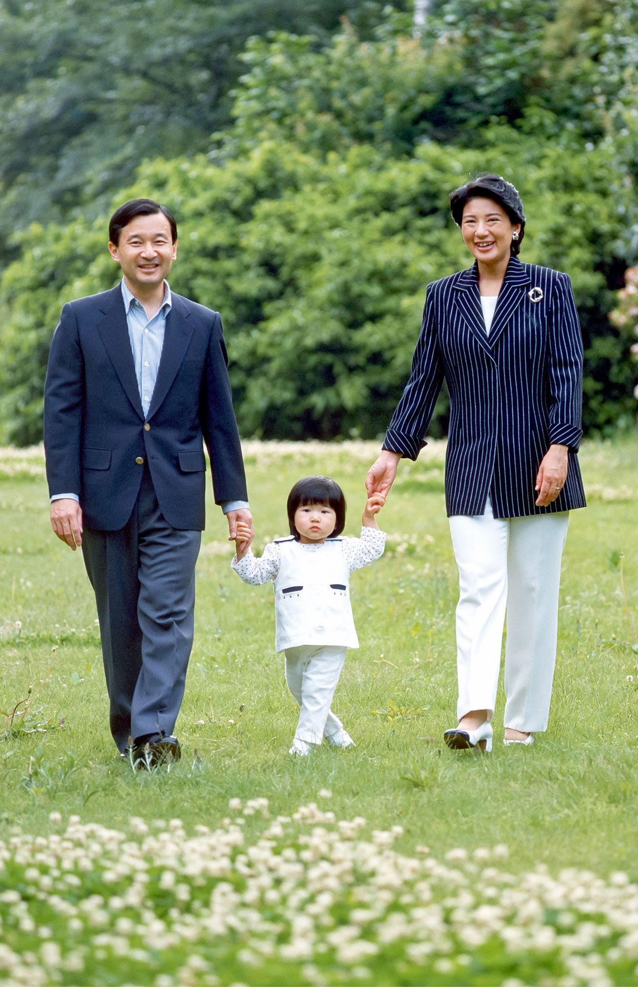 2003年のご成婚10年の際のご一家。東宮御所の庭で（写真／宮内庁提供）