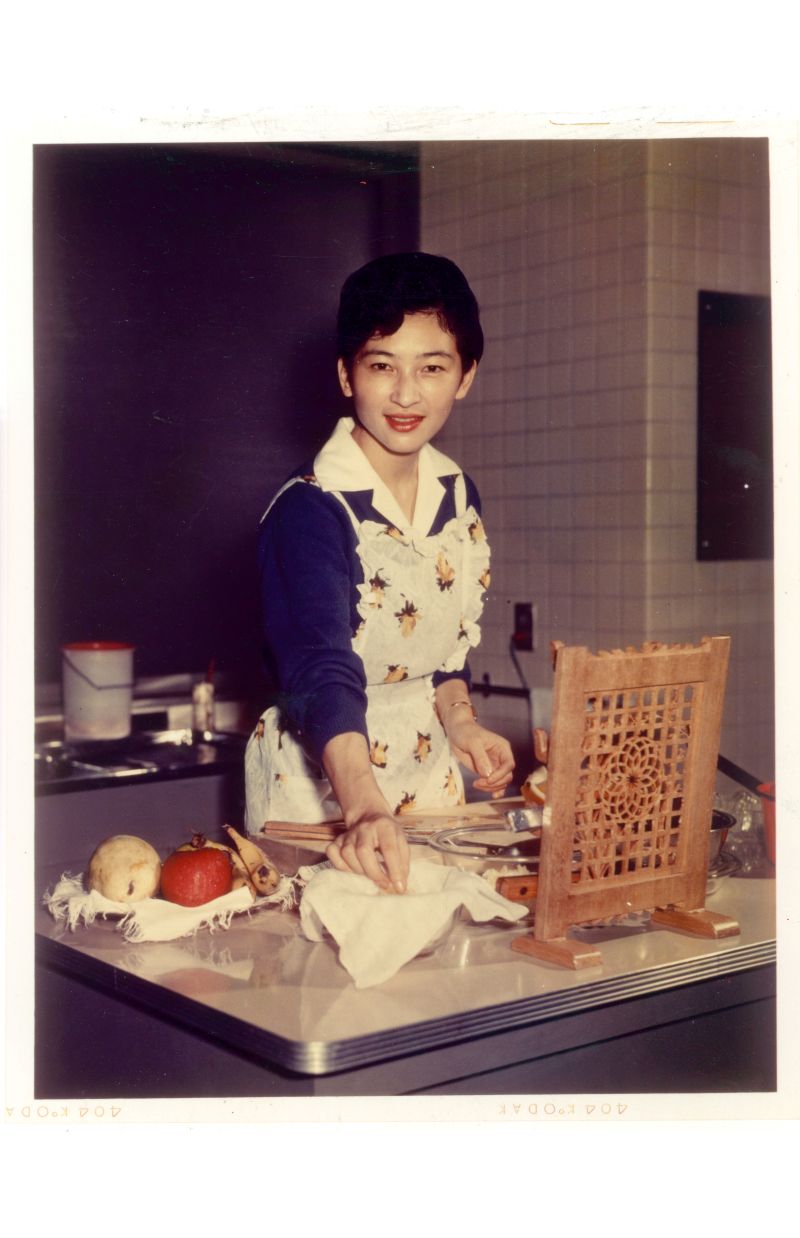 東宮御所のキッチンに立たれる27歳の美智子さま。ご家族に手料理を振舞われていた（宮内庁提供）