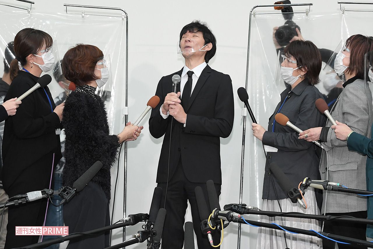 12月3日、都内で行われた謝罪会見で問い詰められ、天を仰ぐ渡部建