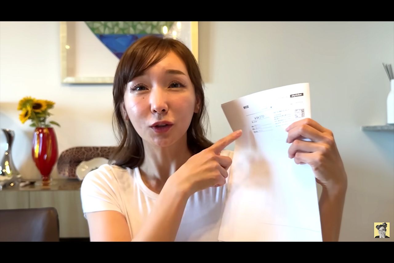 自腹で取った航空券の領収書を見せる加護亜依（公式YouTubeより）
