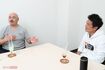 対談中のクロちゃん(左)と原田龍二(右)