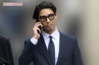 賀来賢人、スマホ片手のビジネスマン風コーデで妻・榮倉奈々と小学校入学式に出席、まるで海外ドラマのよう…