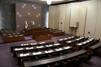 《鎌倉市議会》約400万円の金色パネルに物議「税金の無駄遣いの具体例」と他議員からも厳しい指摘