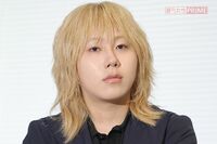 岸谷五朗の長男・岸谷蘭丸がYouTubeで喫煙者による多額の税金支出を訴えるも、タバコ害で生じる社会的損失…