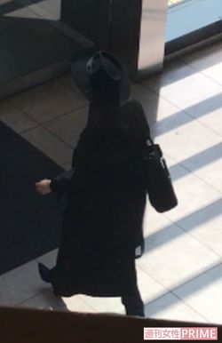 全身黒ずくめで帰宅する菜々緒は、まさに“デビル”