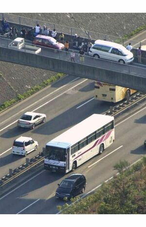 西鉄バスジャック事件　広島県の山陽自動車道を走行する乗っ取られた西鉄高速バス「わかくす号」＝2000（平成12）年5月3日午後5時40分、共同通信社ヘリから　「ザ・クロニクル　戦後日本の70年」第12巻使用画像（P44）