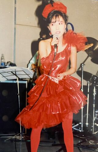 アイドル歌手として活動していたころのつちやかおりさんの衣装は、裁縫が得意だったというお母さんがすべて手作りしていたそう。完成度の高さに驚く