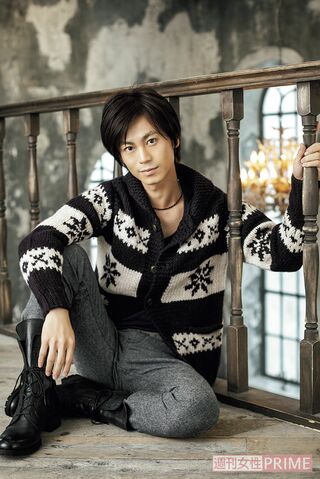 '10年10月。アルバム『演歌名曲コレクション13～虹色のバイヨン～』をリリース。「最近、習字を始めました。これまで自己流だったんですけど、もっときれいに書けるようになりたいと思って」　撮影／廣瀬靖士、本誌写真班