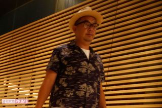 打ち上げ会場に出入りする木下