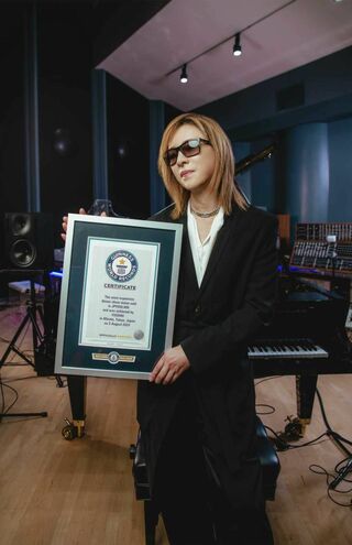 2024年のディナーショーが「最も高額で完売したディナーショーチケット」としてギネスに認定されたYOSHIKI（公式サイトより）