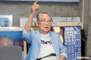 電線に引っかかった焼夷弾が近所の男性に落ちたときの様子を手振りを加えながら語る(撮影/佐藤靖彦)