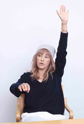右腕が上がるのは、まだ肩の高さまでという梅宮アンナ。「今まで運動してきて柔軟性は高かった分、できないことがショックで」　撮影／吉岡竜紀
