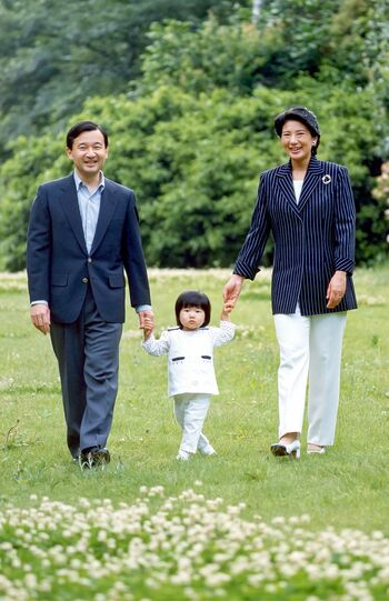 2003年のご成婚10年の際のご一家。東宮御所の庭で（写真／宮内庁提供）